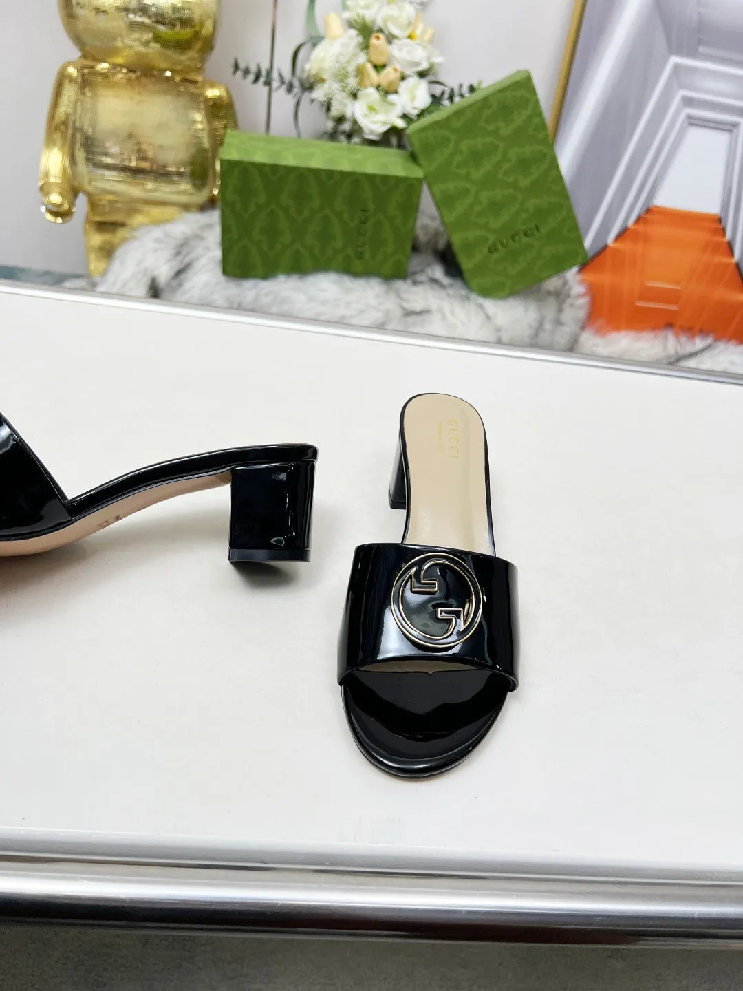 👟👟Ex-factory price 360👟👟 Genuine leather sole +40 Gucci 𝟐𝟎𝟐5 new spring and summer double G buckle round toe medium heel slippers, this G family series of slippers are so beautiful, high-end must buy~ The double G Logo is so beautiful on the feet, a classy style! The buttons have the GUCCI logo. Fabric: Cowhide Lining: Sheepskin lining Sheepskin pad Heel height: 5CM Sole: Italian genuine leather outsole Size: 35-44 [42 43 44 customized]